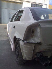 Opel Astra - Vista lateral del opel Astra en el proceso de lijado