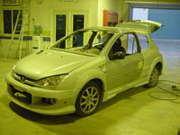 El Peugeot 206 durante el montaje del Kit de carrocería